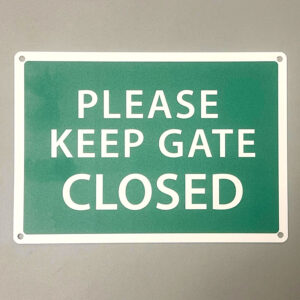 Please keep gate closed sign